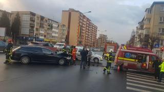 Şoferul ambulanţei şi paramedicul au fost transportaţi la spital