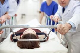 Pacient asistat de medic