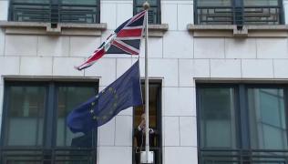 Drapelul Uniunii Europene este dat jos de pe clădirea reprezentanţei Marii Britanii