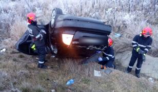 Mașină răsturnată pe polei, pe centura orașului Cluj-Napoca