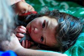 Karina Cikitova în momentul în care a fost salvată din pustietatea din Siberia