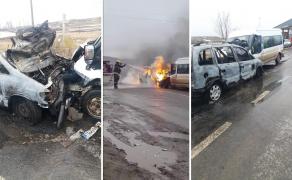 Mașina în flăcări în accidentul din Botoșani, cu un microbuz