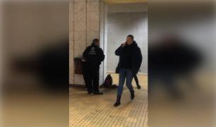 Tanara de 30 de ani a fost imobilizata de un agent de pază