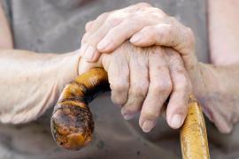 Bătrână cu handicap locomotor din Vadu Moldovei, Suceava, batjocorită în propria casă