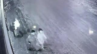 Momentul în care una dintre femei refuză legitimarea