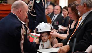 Fetiță la înmormântarea tatălui, în Australia