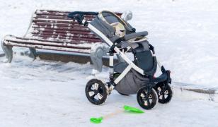 Bebeluş îngheţat pe balcon, lăsat de părinţi la aer