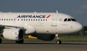 Copil găsit mort în trenul de aterizare al unui avion, în Paris