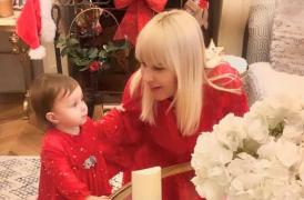 Elena Udrea vorbeşte cu fiica sa, Eva, în faţa unui şemineu