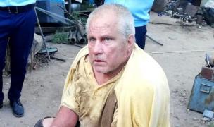 Gheroghe Dincă, interogat de anchetatori în curtea casei sale