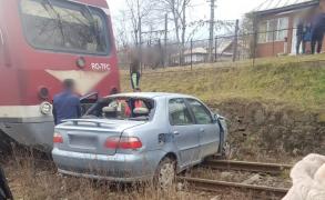 Mașina unei tinere cu permis de nici o lună, lovită de un tren personal, în Prahova