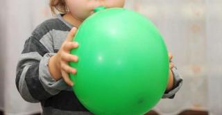 Băiețel român mort în Italia, s-a sufocat cu un balon sub privirile îngrozite ale mamei lui