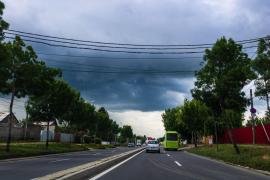 Nori de ploaie surprinși deasupra unui bulevard din București