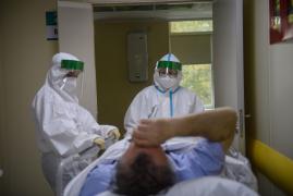 Personal medical oferă asistență unui pacient care suferă de Covid-19