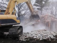 Bărbat mort în urma demolării unui chioșc