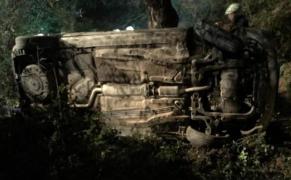 Tânăr găsit mort într-o mașină răsturnată în râpă, la Tălmăcel. Șoferul a fugit după accident