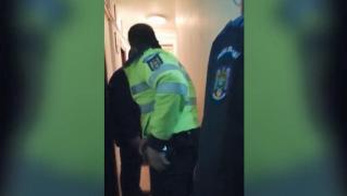 Un pompier și-a snopit soția însărcinată, în Botoșani. Polițiștii l-au imobilizat cu electroșocuri