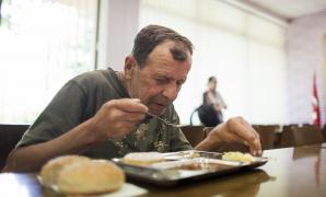 pensionar care mămâncă