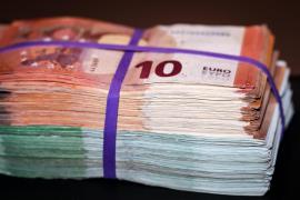 Senator prins cu teancuri de bani în lengeria intimă și între fese. Polițiștii au filmat întreaga scenă