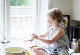 O fetiţă de 2 ani și 7 luni a murit după ce a căzut în gol de la fereastra bucătăriei, la Mangalia