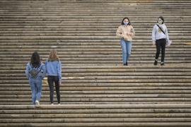 Tinere cu mască de protecție pe față se plimbă prin București