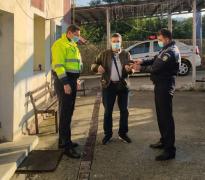 Un șofer din Mureș a mers la poliție cu o borsetă plină cu bani găsită pe șosea