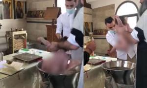 Bebeluş speriat în timpul ritualulu ide botez