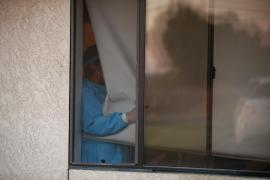 Nuntă pe acoperișul spitalului, tatăl bolnav grav de Covid-19 și-a văzut de la geam fiul căsătorit