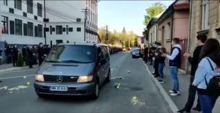 Aplauze și covor de flori pentru directorul de liceu din Sighetu Marmației, răpus de Covid-19 [Video]