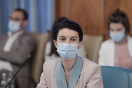 Bani pentru părinţii copiilor de la școlile din scenariul 2 și 3. Violeta Alexandru: „Actul normativ e gata”