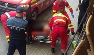 Un tânăr a înjnghiat alți trei băieți, pe o stradă din Botoșani. Unul dintre ei, de numai 22 de ani, a murit
