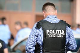 Bărbat de 35 de ani găsit mort în casa scării unui bloc din Hunedoara