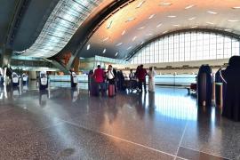 13 femei dezbrăcate cu forța pe un aeroport din Doha, după descoperirea unui nou-născut în baia terminalului