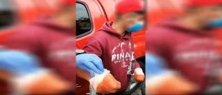 Un cerşetor care pretindea că şi-a pierdut degetele este demascat de jandarmi