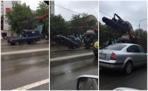 Mașina Poștei, distrusă și ridicată de pe stradă cu macaraua, oamenii uluiți: "Cum, domnule, să faci așa ceva?" | Video