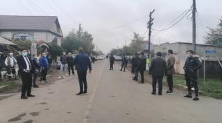 Zeci de oameni au ieșit în stradă, pentru a protesta față de prelungirea carantinei