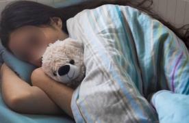 Pedeapsă incredibilă pentru mama care și-a lăsat fetița murind în casă, în timp ce ea se distra la cârciumă