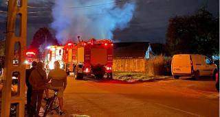 Patru angajați s-au autoevacuat din brutăria cuprinsă de flăcări