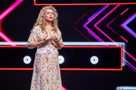 Concurentă în platoul X Factor