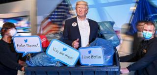 Sculptura din ceară apare într-un tomberon alături de diverse pancarte