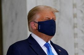 Donald Trump în faţa Casei Albe