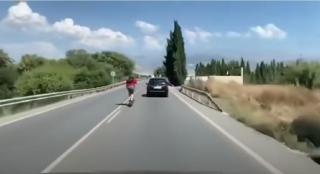Tânăr pe trotinetă filmat când încearcă să depășească o mașină cu peste 100km/h (Video)