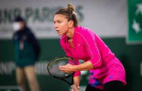 Simona Halep în acțiune, în timpul optimilor de la Roland Garros 2020
