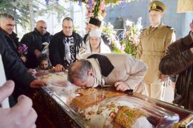 Gigi Becali, finantatorul echipei de fotbal FCSB, se roaga la moastele Sfintei Cuvioase Parascheva