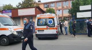 Adolescenți împușcați în cap cu un pistol cu bile, în fața unui liceu din Ploiești
