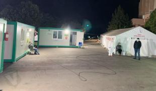 Suspect de Covid, ținut până târziu în noapte în curtea spitalului din Neamț