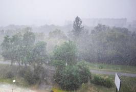 Coduri galben și portocaliu de ploi torențiale în jumătate de țară