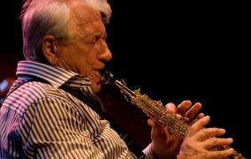 Pedro Iturralde cântând la saxofon