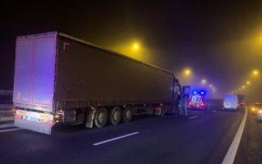 Șoferul TIR-ului a pierdut controlul volanului pe autostradă și a făcut accident