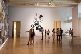 Mai multe persoane participă la vernisajul expoziției lui Petru Lucaci, cu respectarea măsurilor anti-COVID